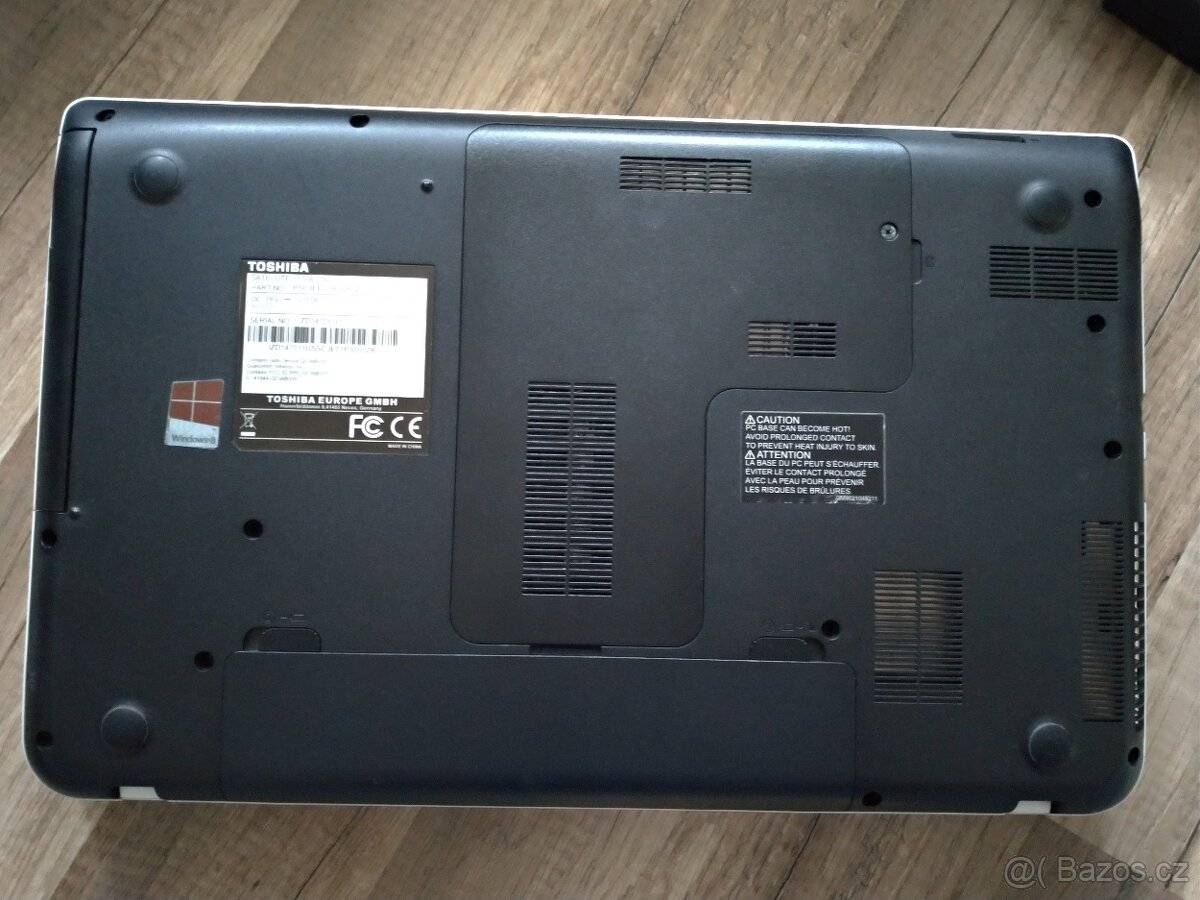 Bílý notebook Toshiba s Win - 7