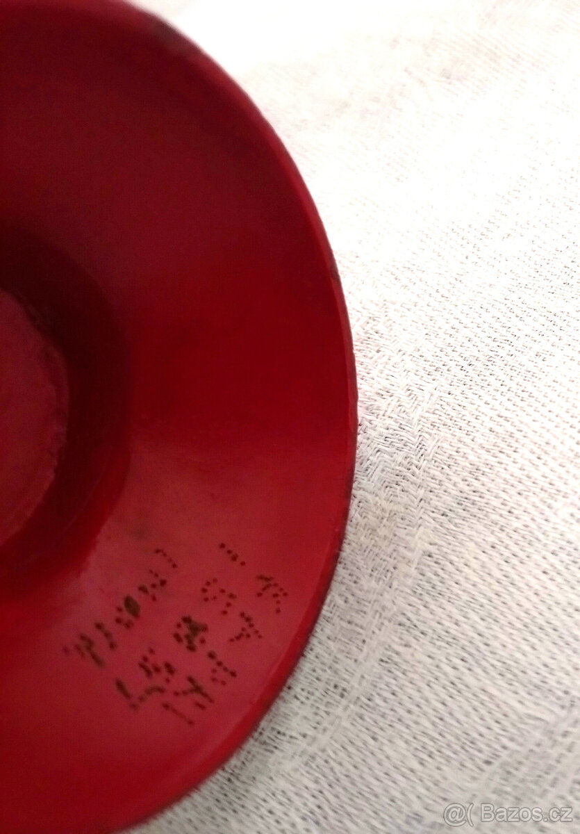 červená mosazná rytá vázička - ruční práce - 7