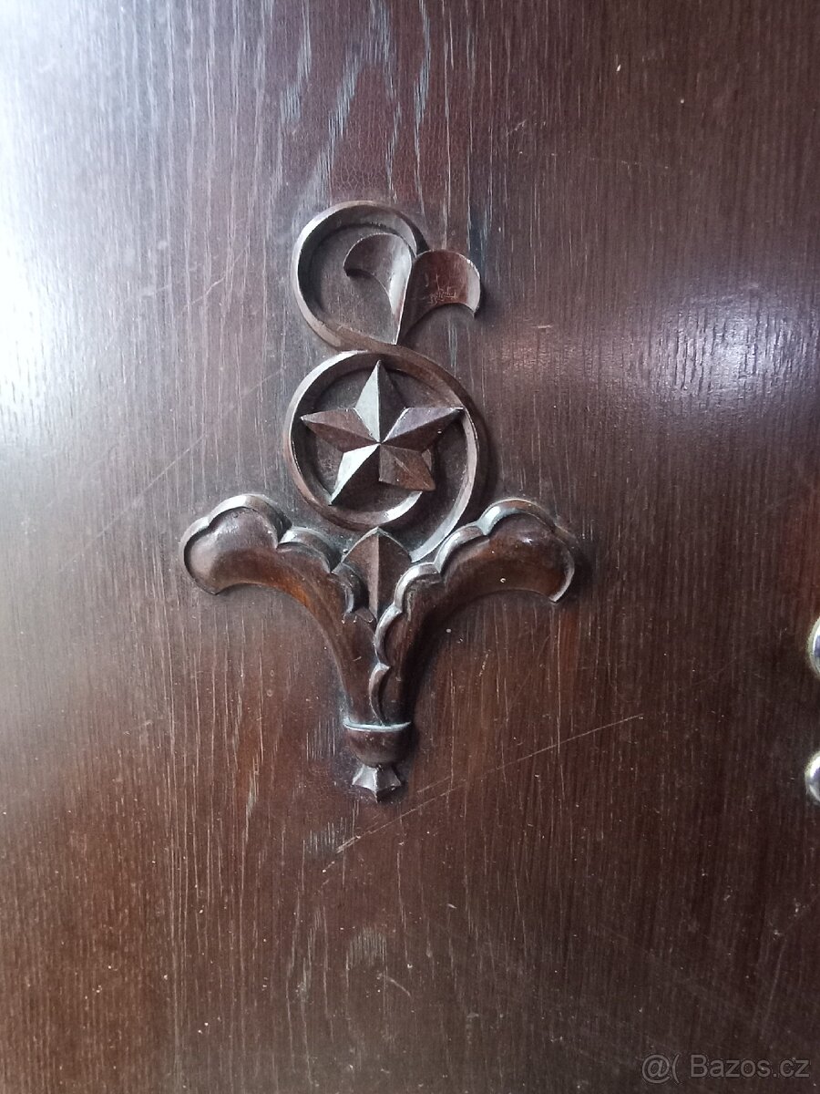 Starožitná kredenc - 7