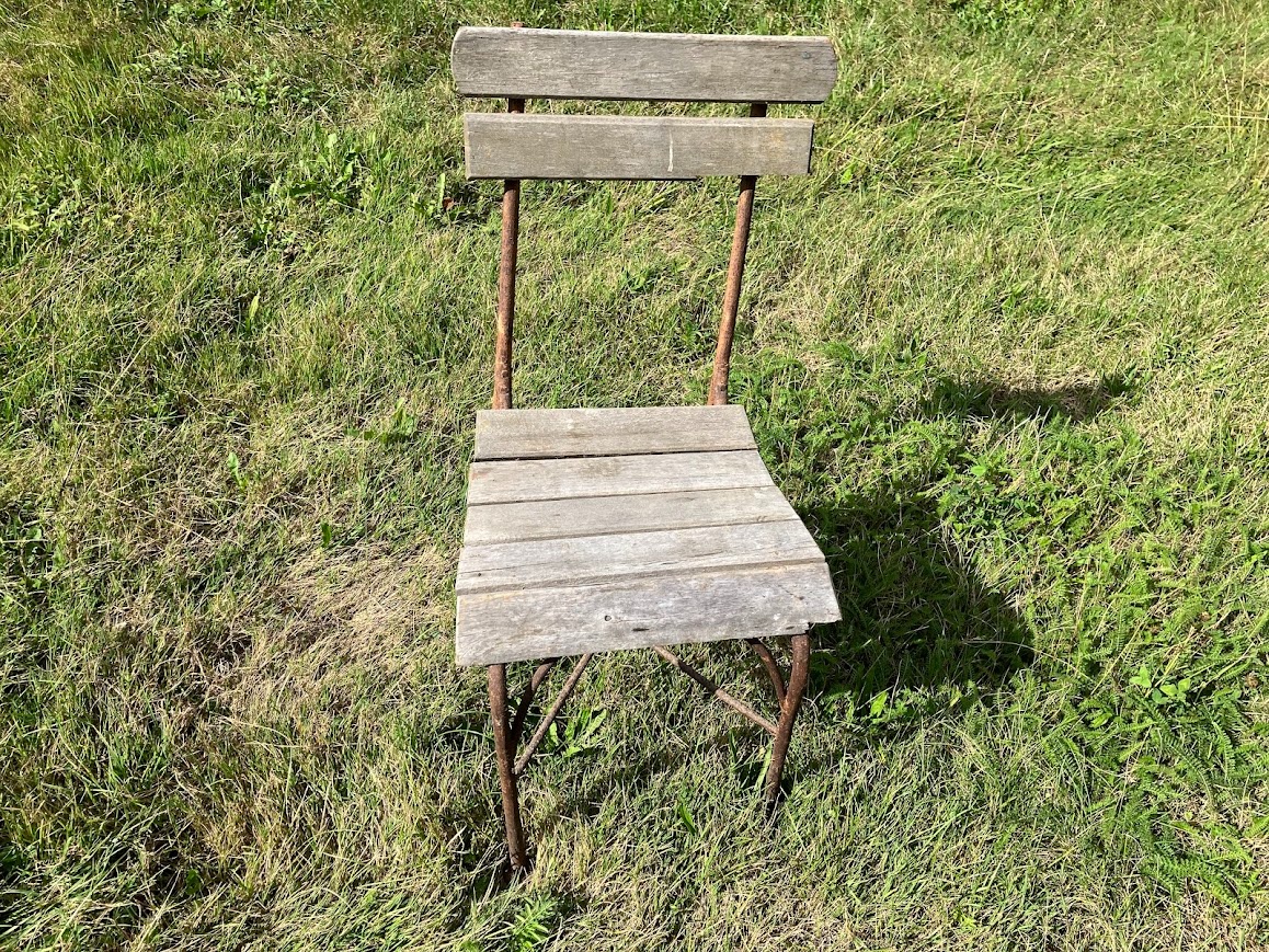 staré židle z venkovní restaurace - 7