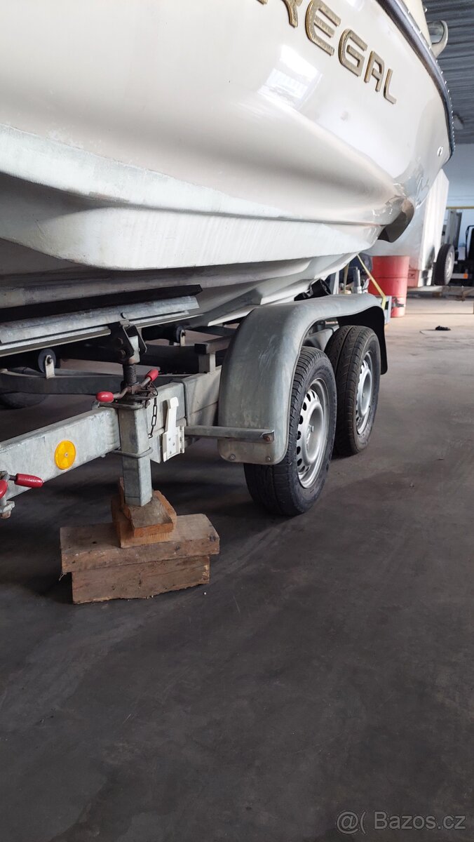 REGAL 2250 kajutový motorový člun - 7