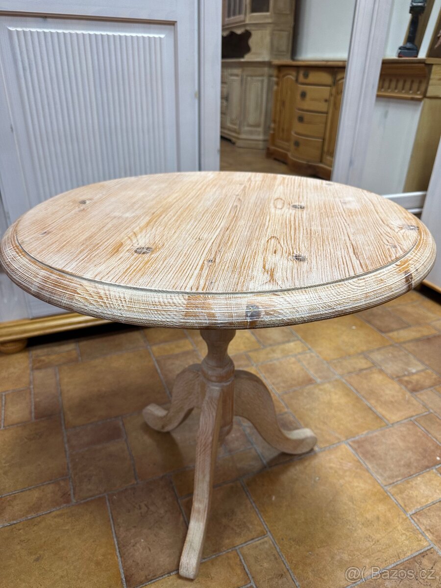 Kulatý masivní stolek, drásaná Pinie - 7