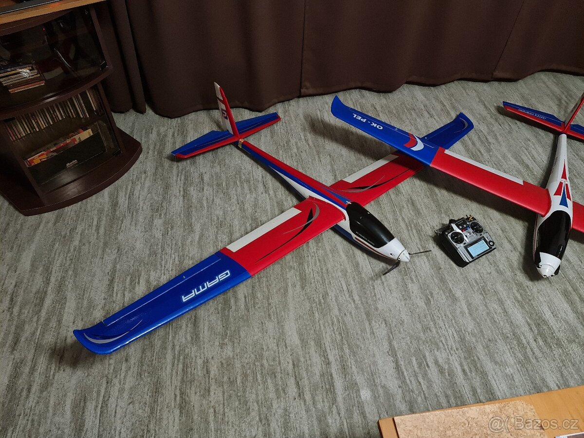 Prodám 2x RC letadlo Pelikan GAMA 2100 + vysílač FUTABA T 10 - 7