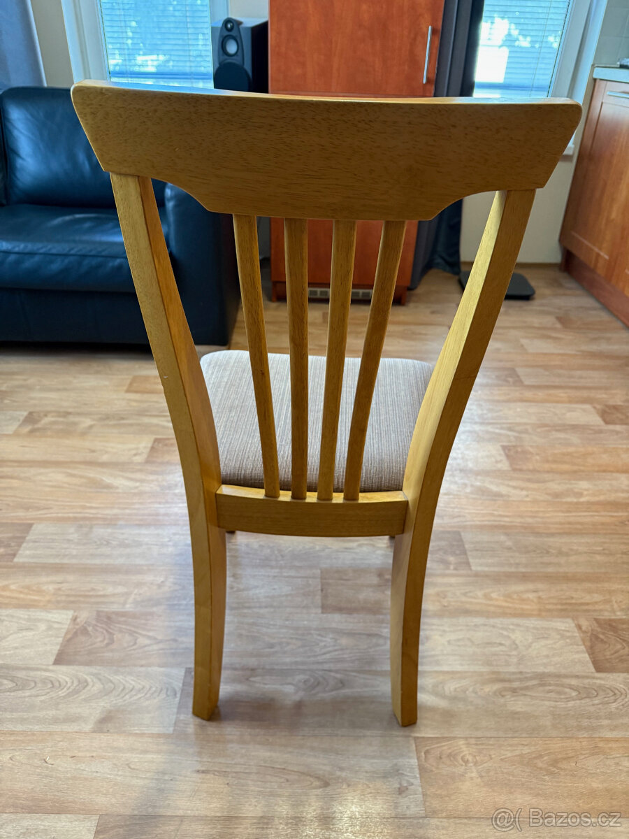 Prodám jídelní stůl z masivu + 4 čalouněné židle - 7