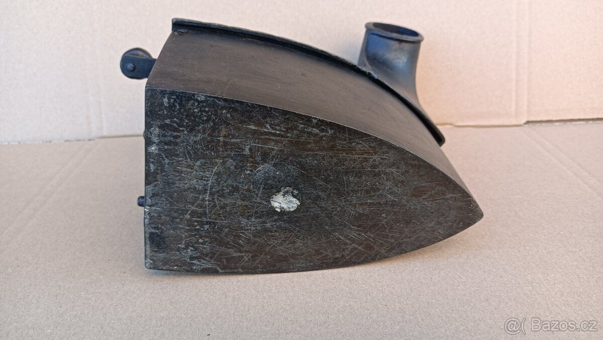 Stará orig. atypická žehlička s komínem. Krásná do sbírky - 7