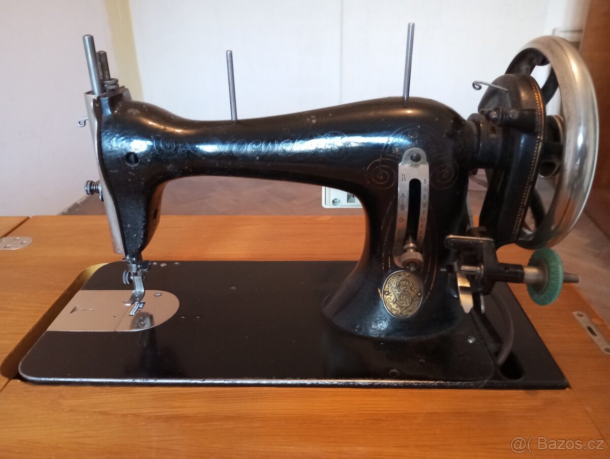 šicí stroj ve skřínce - 7