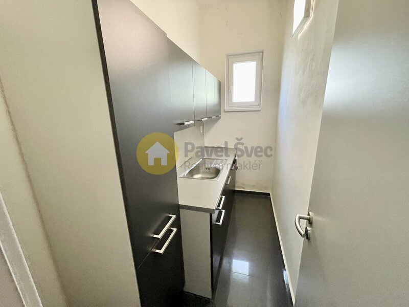 Pronájem kanceláře 15 m2 a skladu 17 m2, ul. Pekárenská - Č. - 7