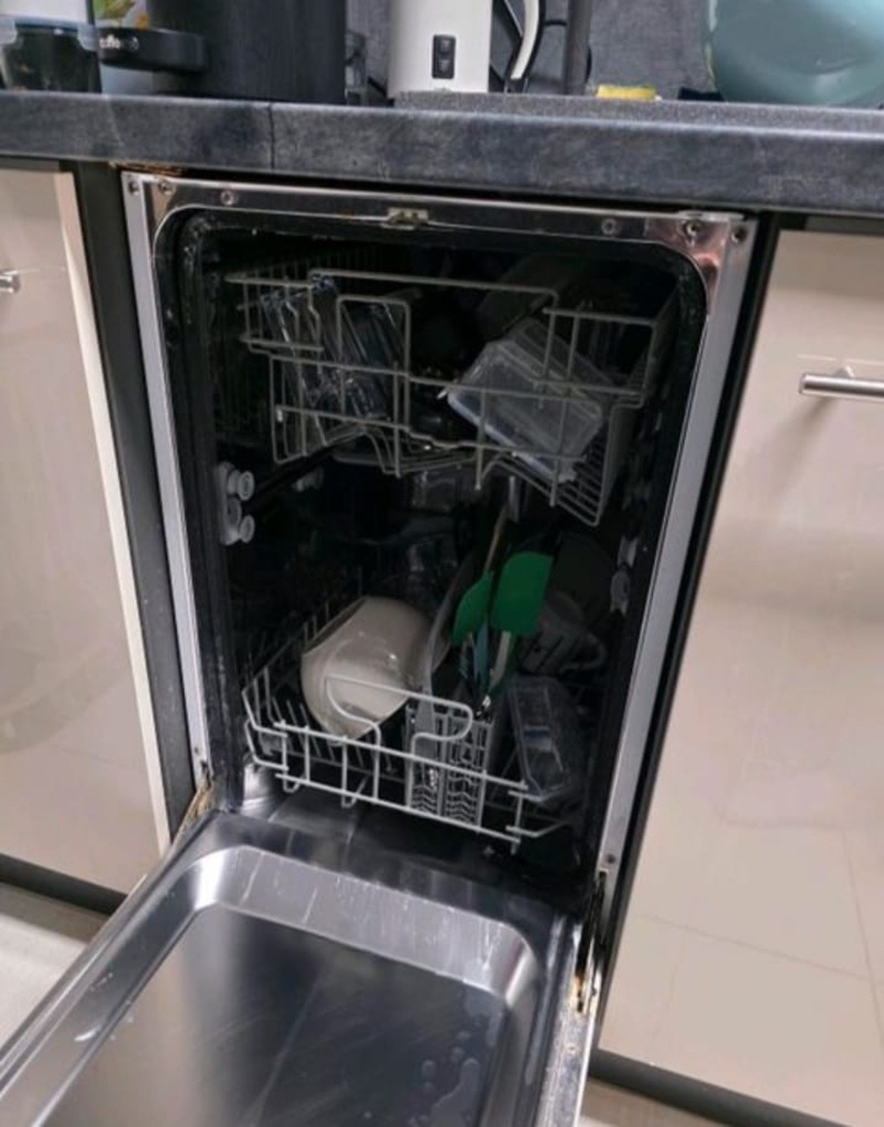 Moderní lesklá linka s vestavěnými spotřebiči,5864 - 7