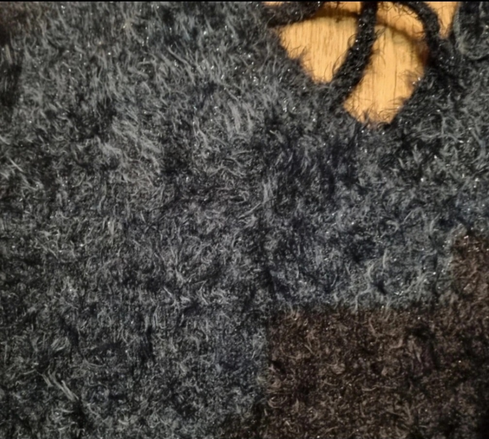 Černý svetřík s chloupky a třpytkami. - 7