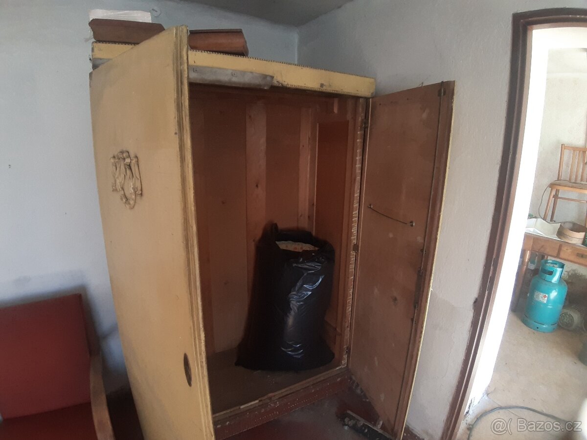 Prodám staré skříně a stul - 7