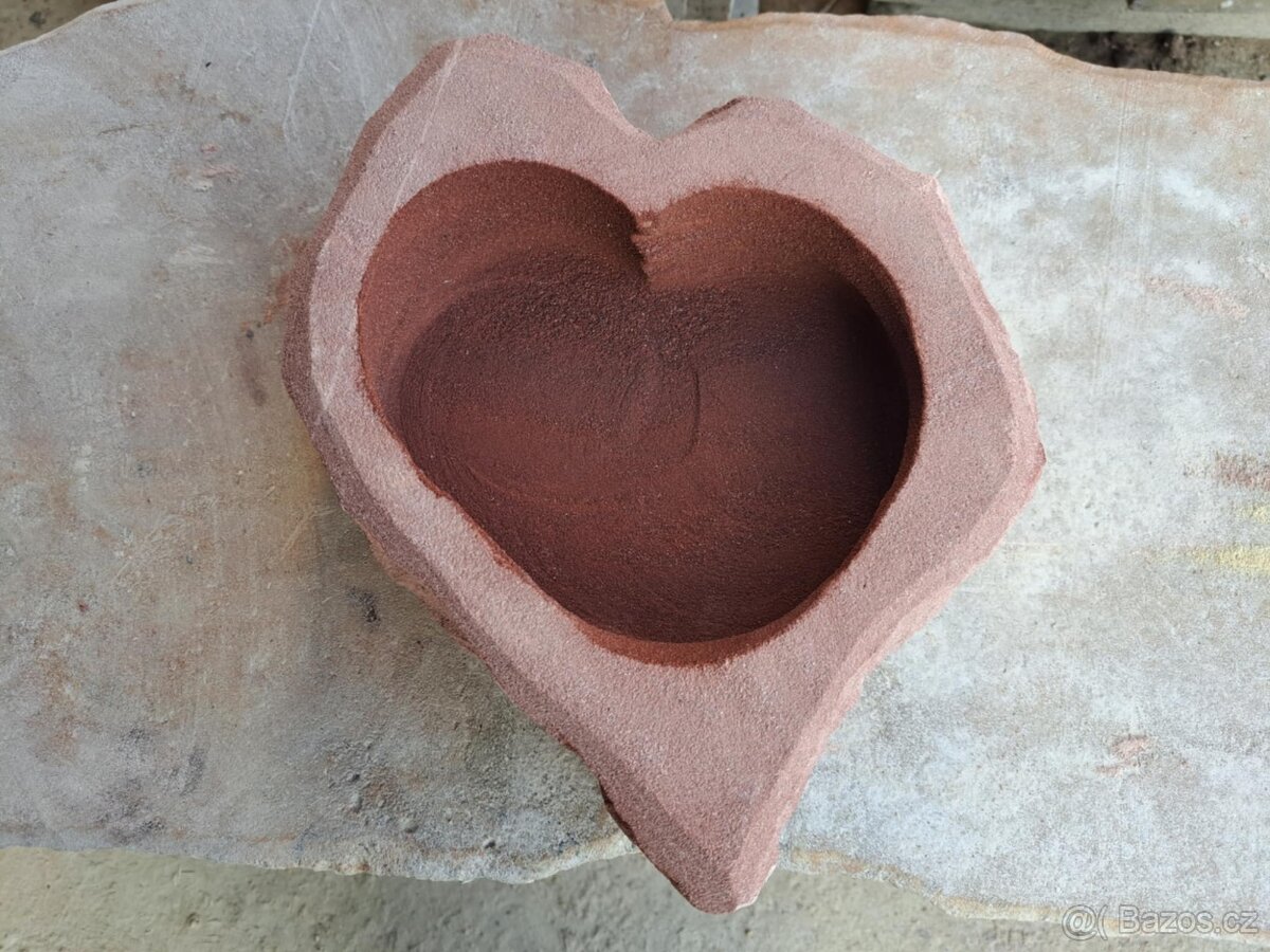 Pítko ve tvaru srdce z červeného pískovce - 7