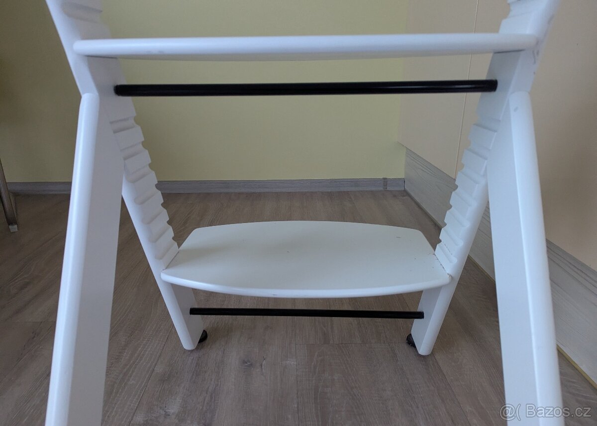 Dřevěná jídelní židlička s novým stolkem - 7