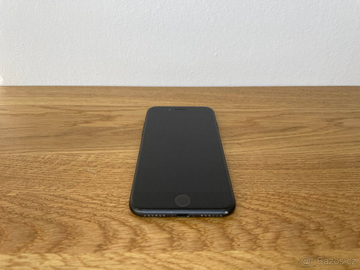 Apple iPhone 7 128GB Black - baterie 82% - 7