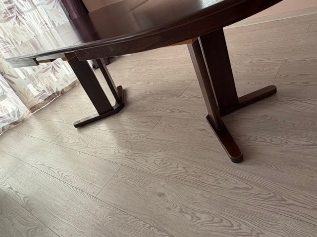 Prodám rozkládací dřevěný stůl + šest židlí zdarma - 7