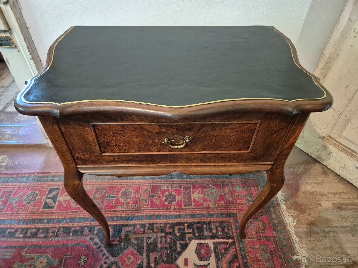 Starožitný odkládací stolek se šuplíkem ve stylu Chippendale - 7