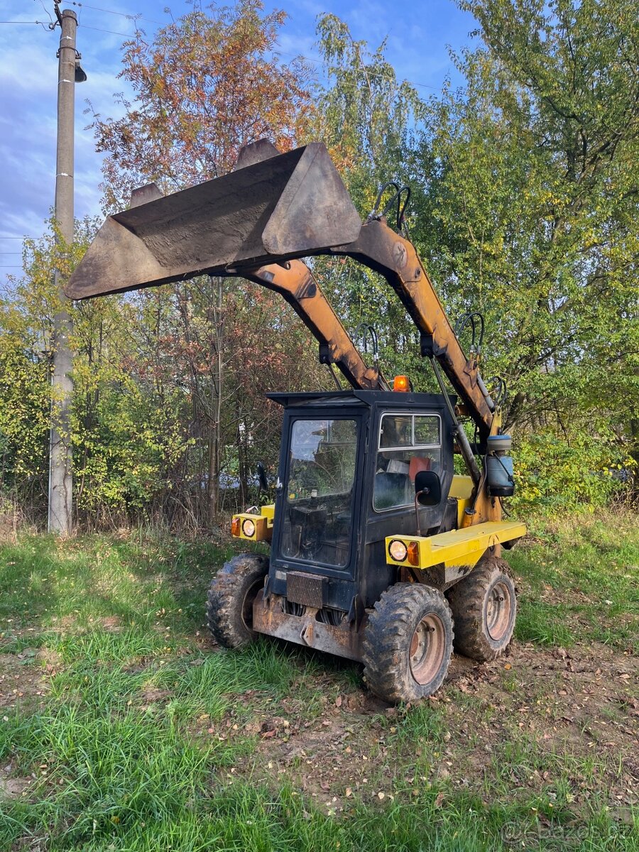 Smykový nakladač UNC 060 - 7