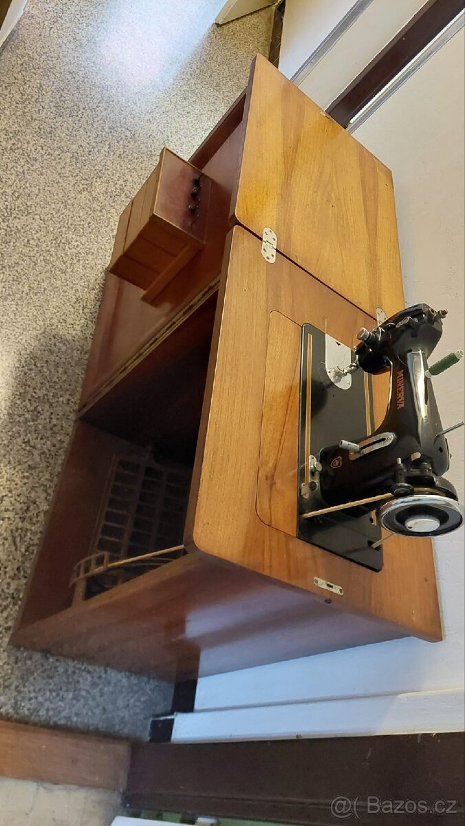 Šicí stroj Minerva v dřevěné skříňce – retro/retro-design - 7