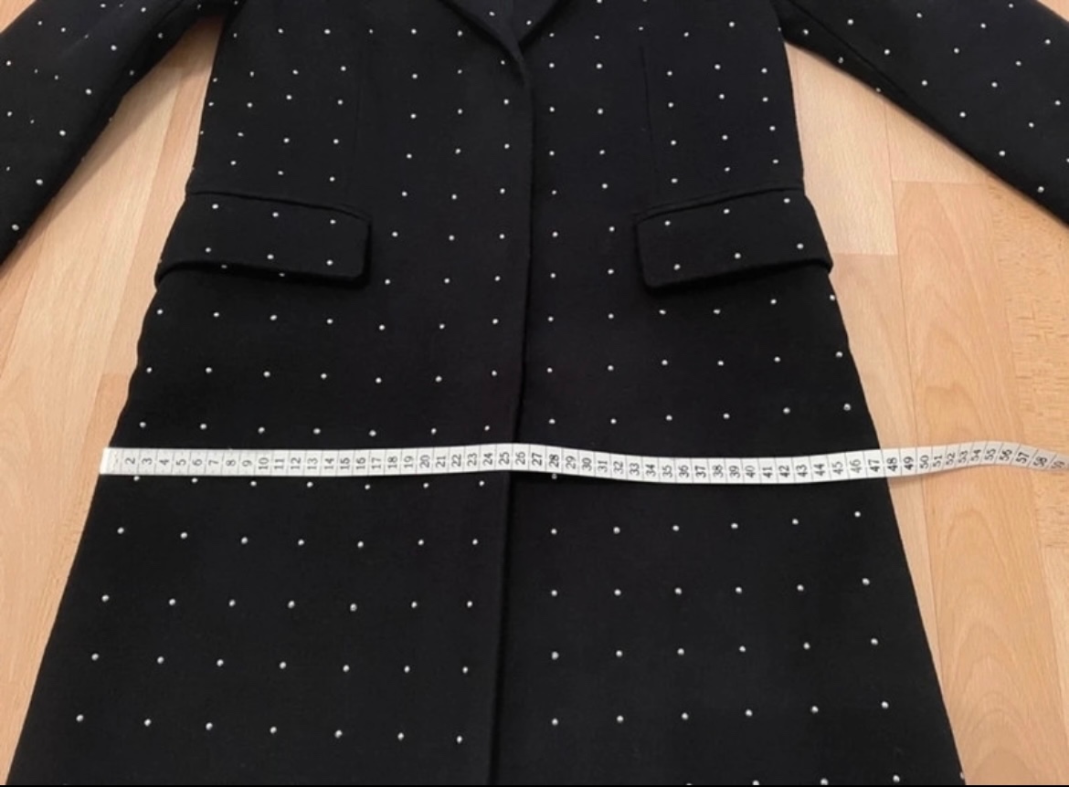 Tmavěmodrý kabát s kovovými puntíky - 7