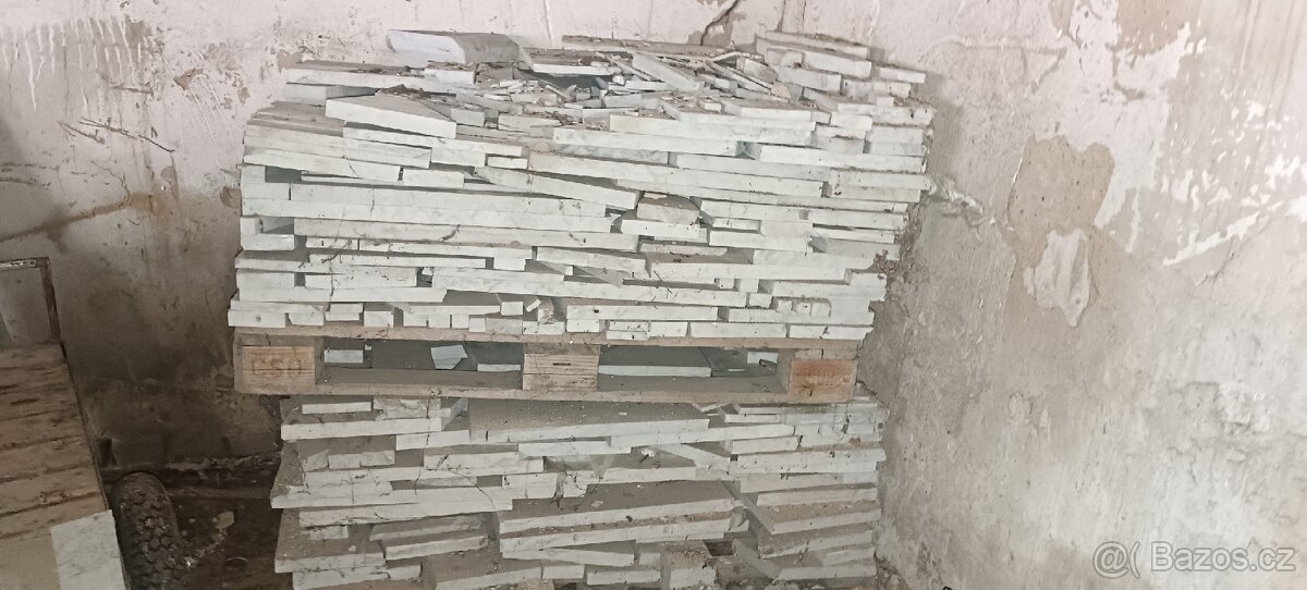 Větší množství bílého mramoru se šedým žilkováním zbytky - 7