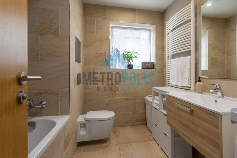 Prodej bytu 2+kk, 63 m², terasa, zahrádka, sklep, garáž – Pý - 7