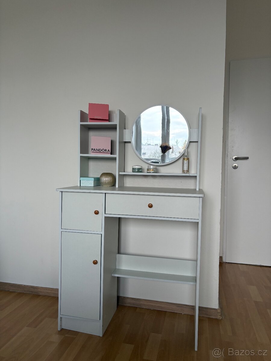 Kosmetický stolek - 7