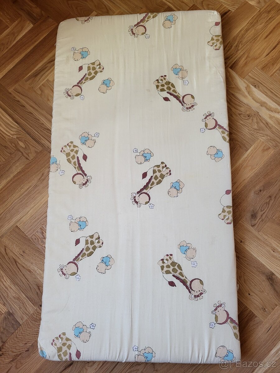 Dětská postýlka s matrací, kapsářem a mantinelem - 7