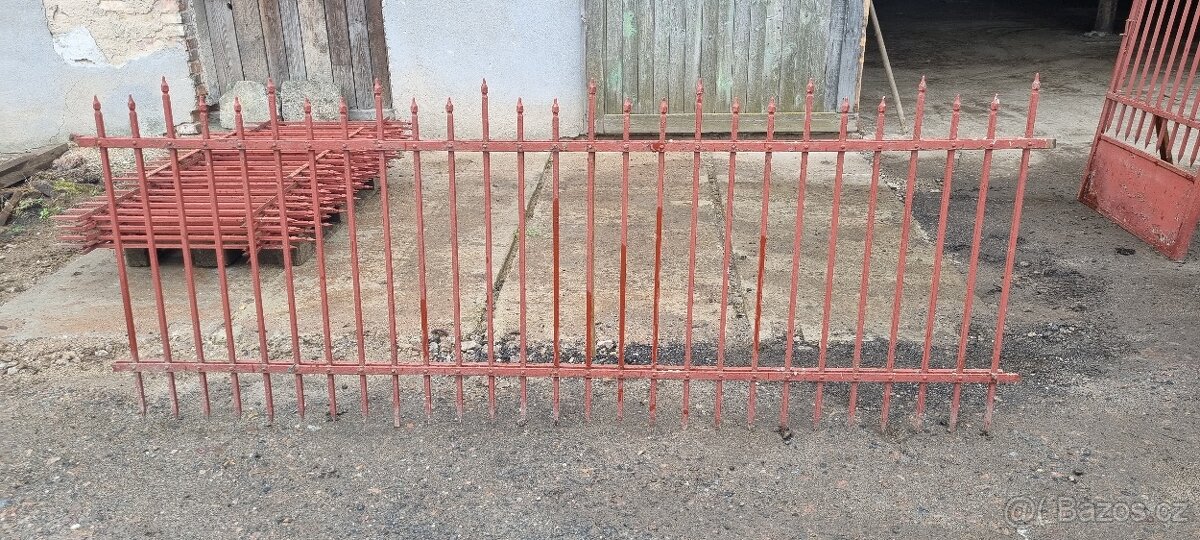 Brána s brankou a železný plot - 7