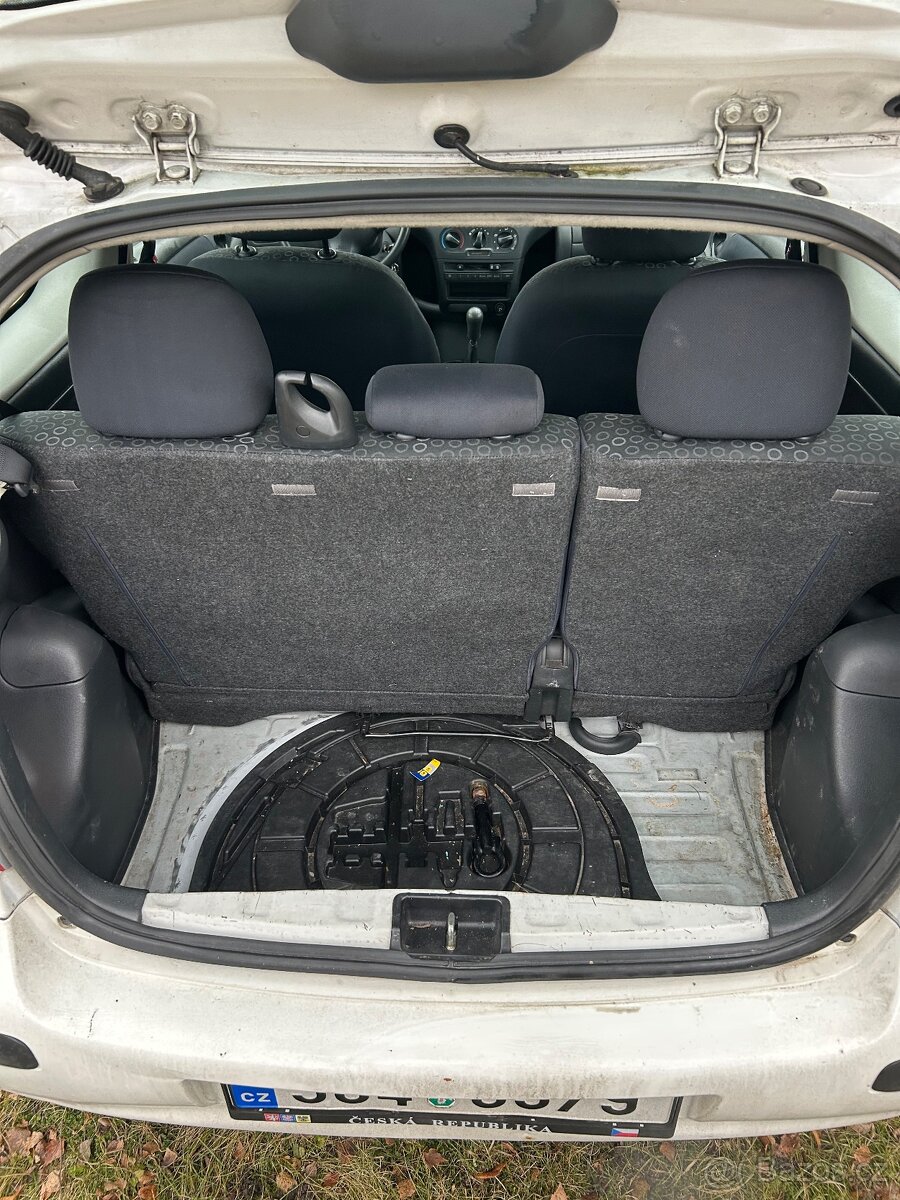 Toyota yaris 1.4. - 7