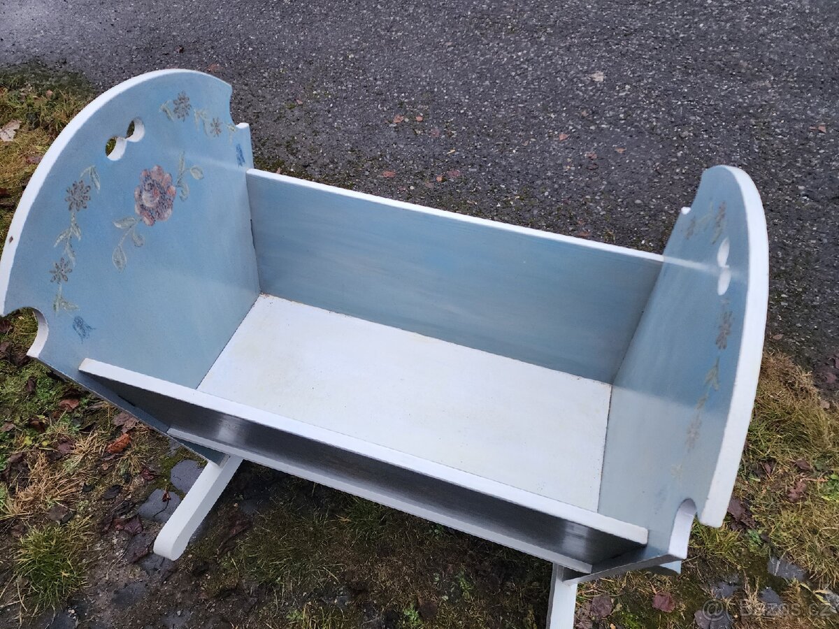 Prodám ručně malovanou dřevěnou kolébku
- 7