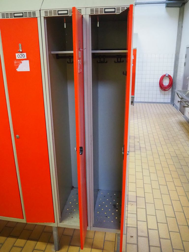 Prodej plechových šatních skříněk, dřevěných lavic a sejfů - 7