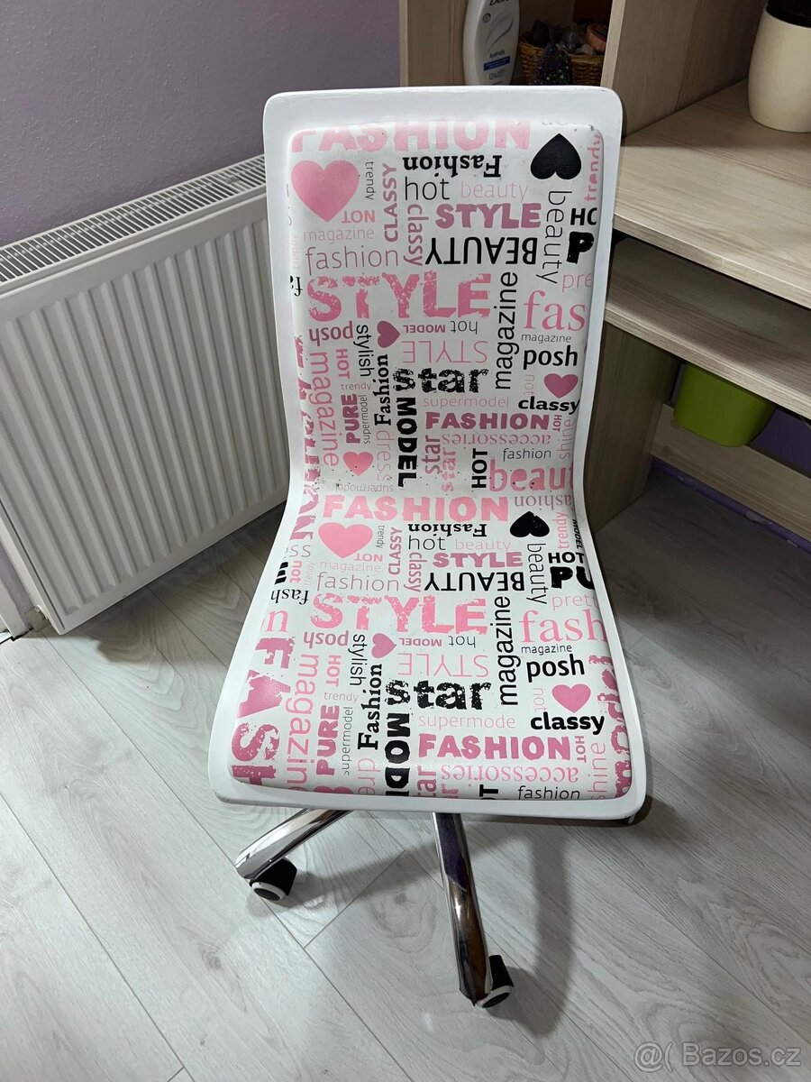 Dívčí dětský pokoj 7 dílů -postel, komoda, skříň, psací stůl - 7