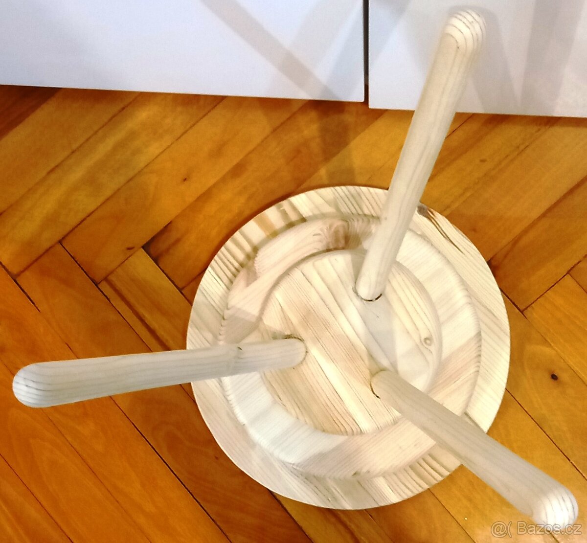 Květinový stolek na trojnožce., - 7