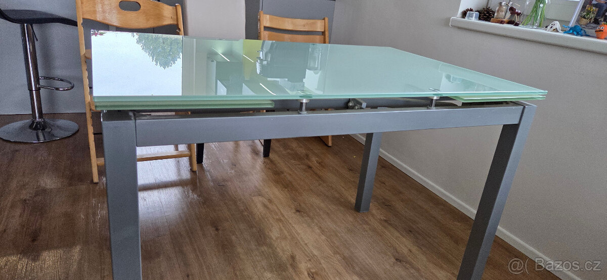 Prodám skleněný jídelní stůl - 7