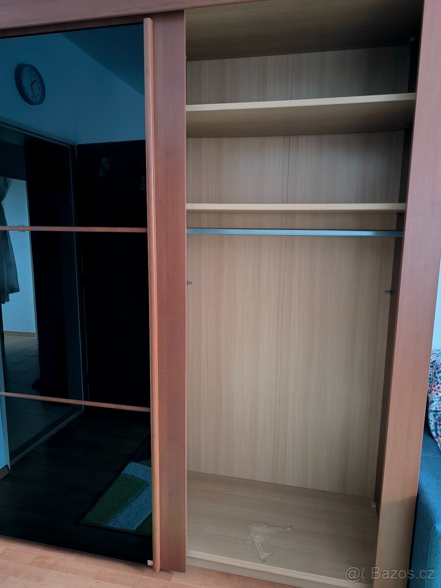 Velká šatní skříň - 7