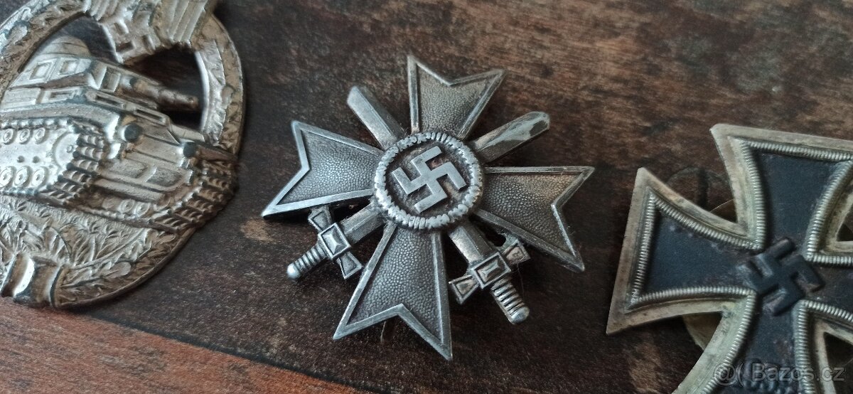 Medaile, vyznamenání, odznaky. - 7