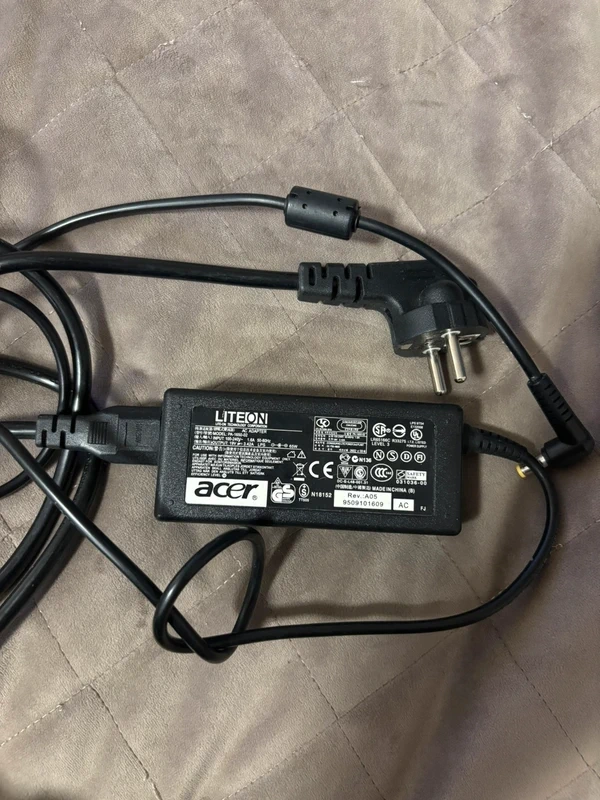 Acer Aspire 1 v pěkném stavu, paměť4GB/disk 64GB - 7