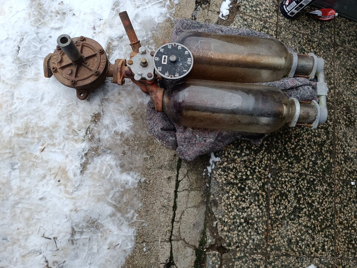 Stará manuální benzínová pumpa, nález, sklo ok - 7