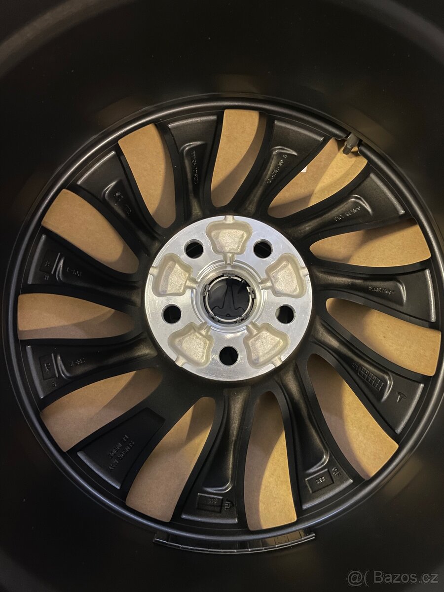 Original zimní Tesla Model 3 r20 + 235/35/20 100% - 7