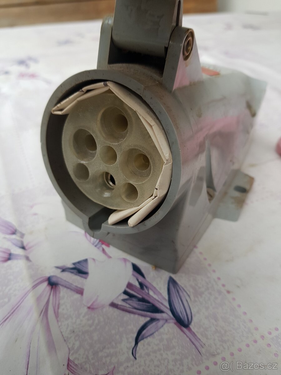 Vypínače, zástrčky, jističe, relé, zásuvka 380V/32A - 7