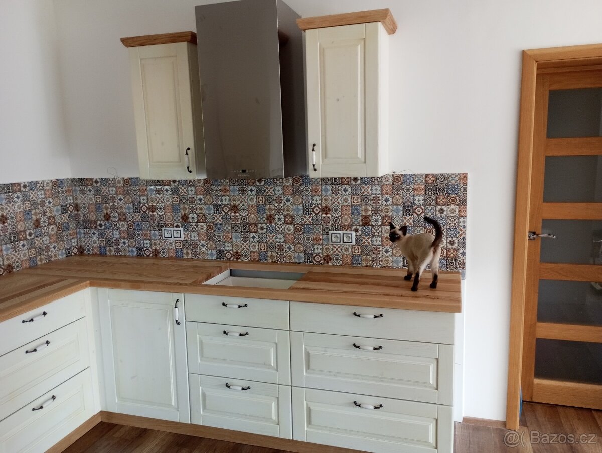 Krásná luxusní kuchyň z masivu - 7