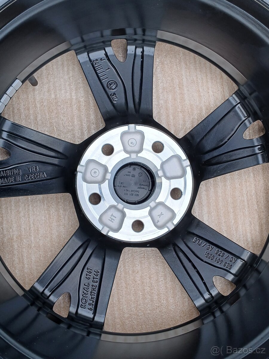Pěkná nová orig alu kola Škoda Octavia 4, Pirelli 205/55/17 - 7