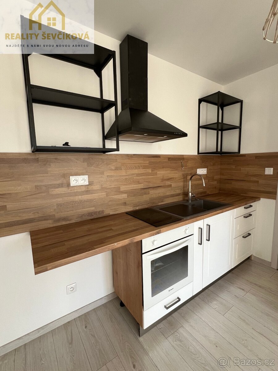 Pronájem pěkného 1+kk s balkónem a komorou - 7