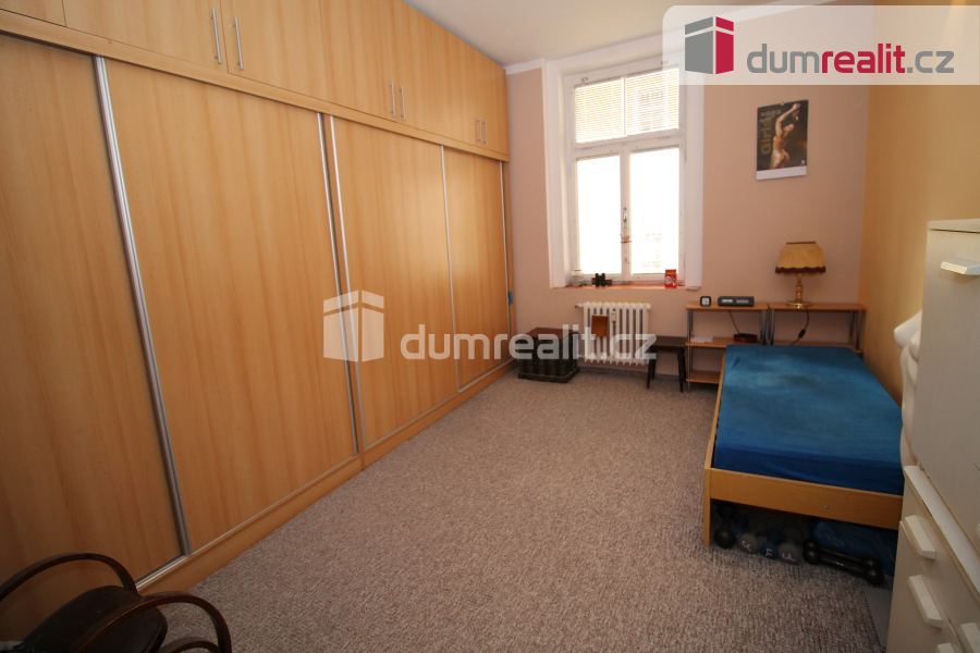 Prodej krásného bytu 3+1/2B ve druhém patře cihlového domu s - 7