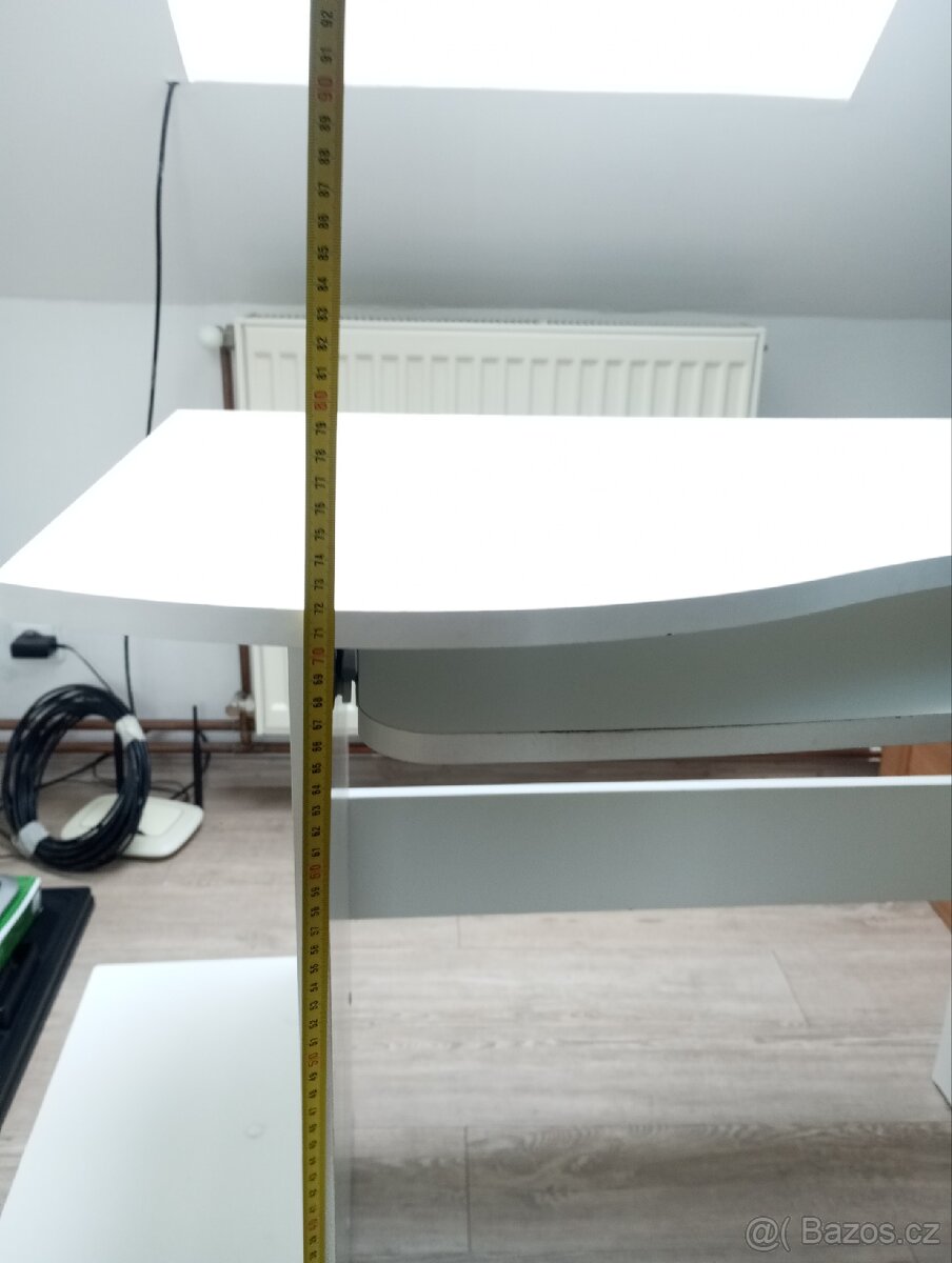 Bílý počítačový stůl - 7