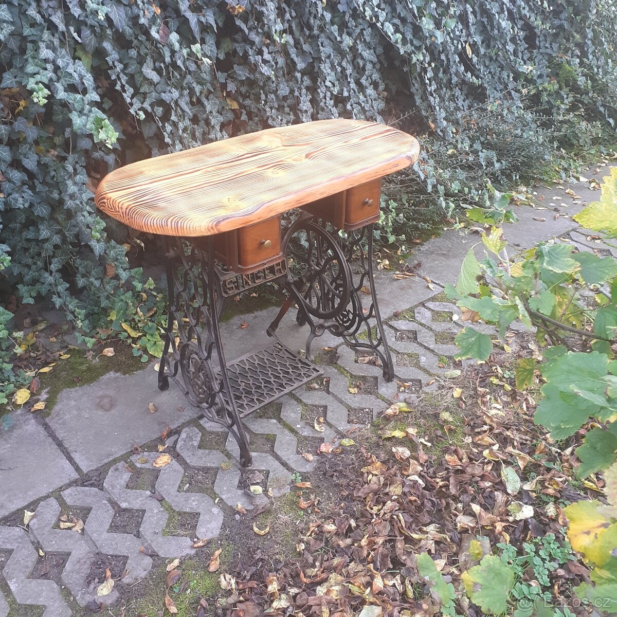 Stolek se šuplíky - 7