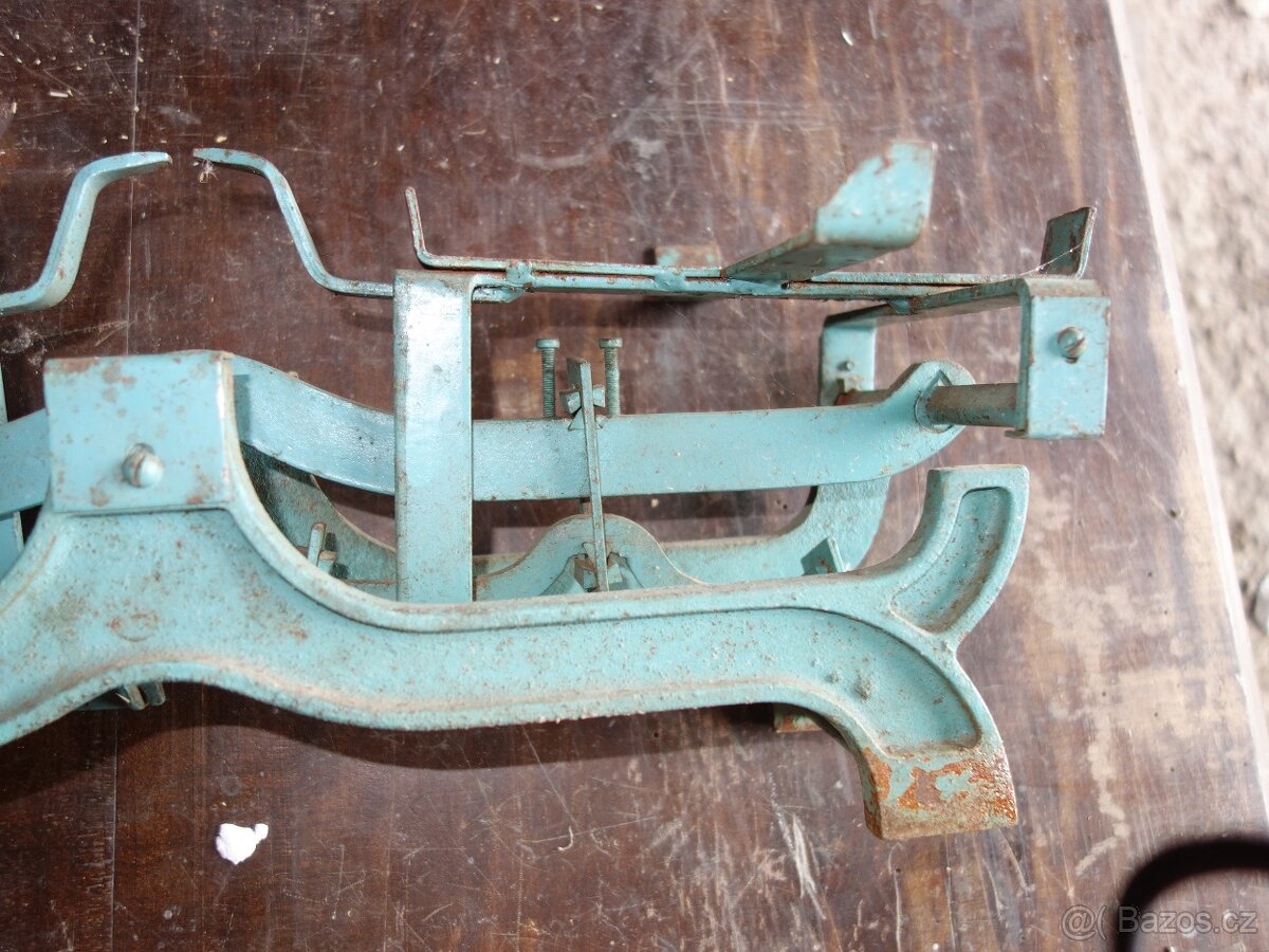 Staré kovové váhy, veliké - 7