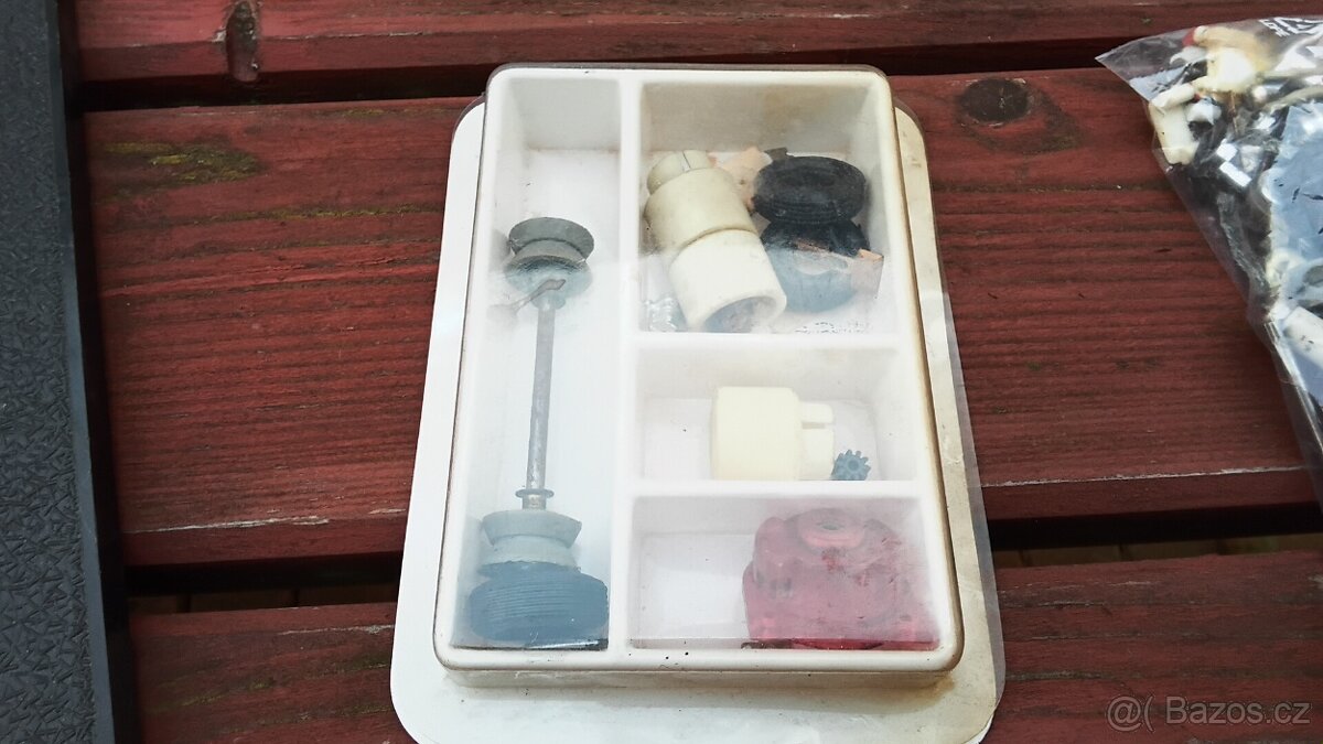 Stara autodráha,díly,autíčka atd . - 7