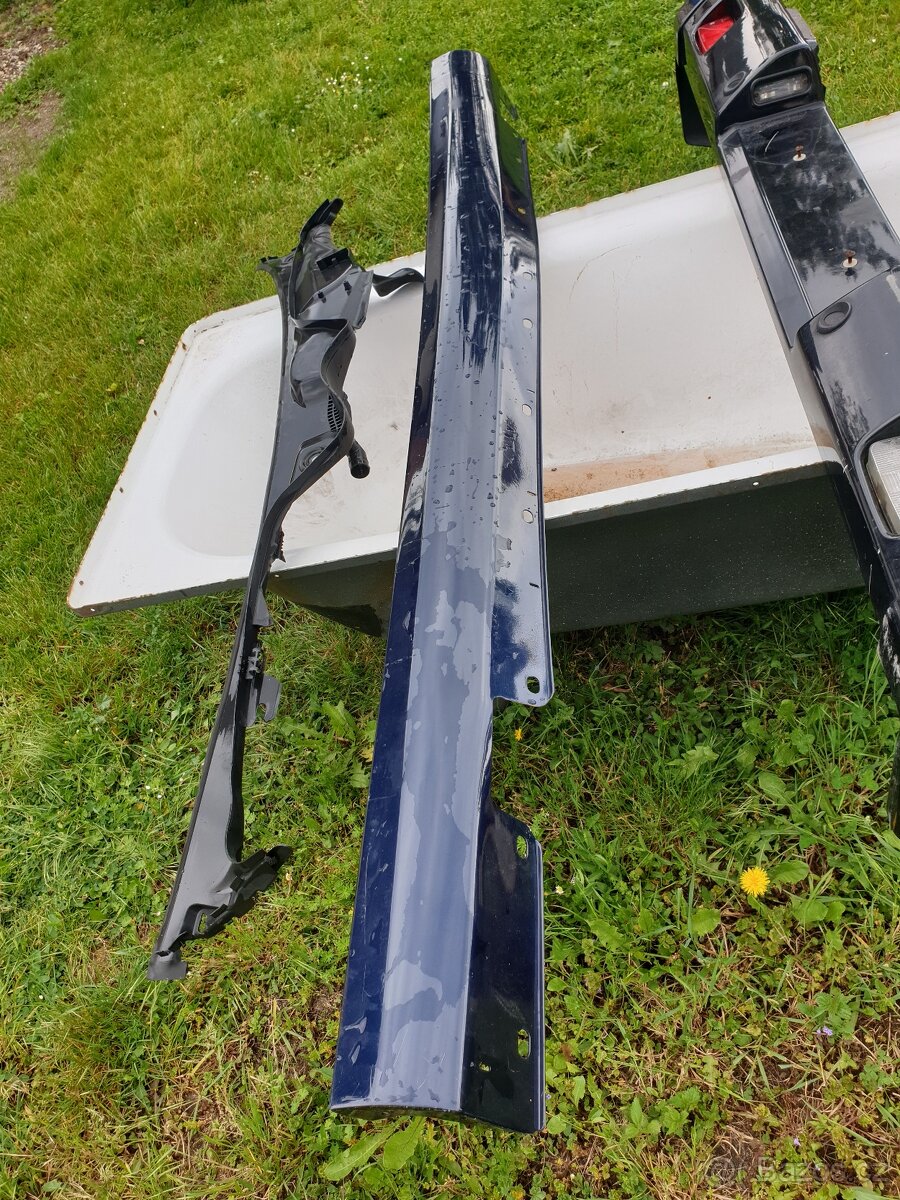 Mercedes w211 maska ohořelá1000, plastový levý prah1500kč - 7