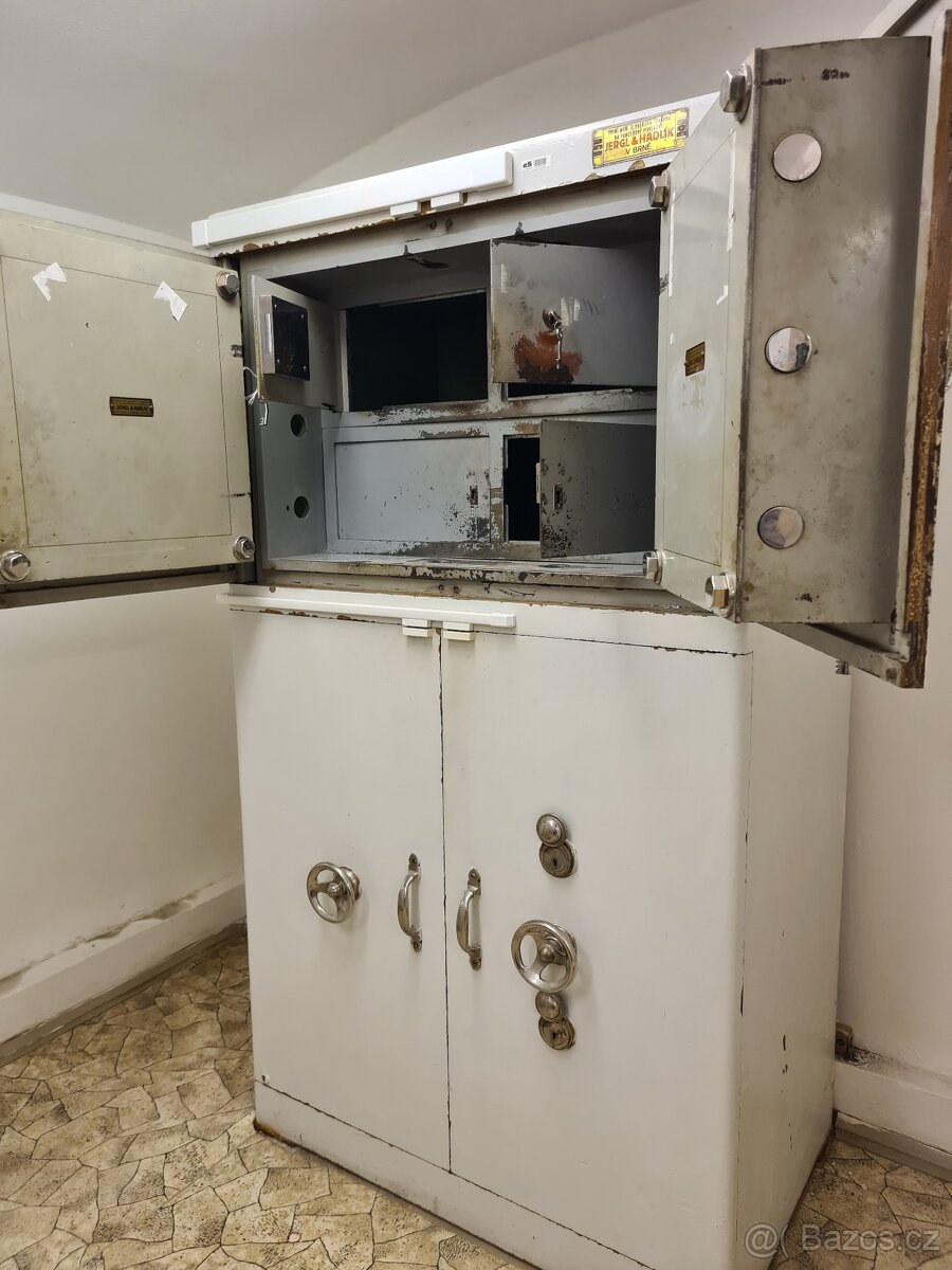 Prodám starožitný trezor bankovní trezor funkční č.3 - 7