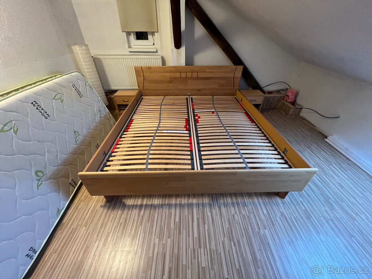 Postel 180x200 včetně roštu , dvou matraci , 2x noční stolek - 7